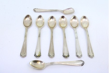  Conjunto de seis colheres de café e pá de açúcar em prata com frisos nos cabos